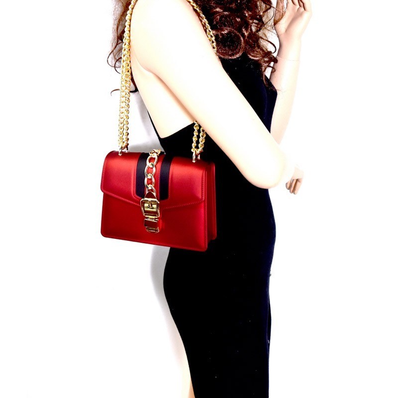 chain handle shoulder bag